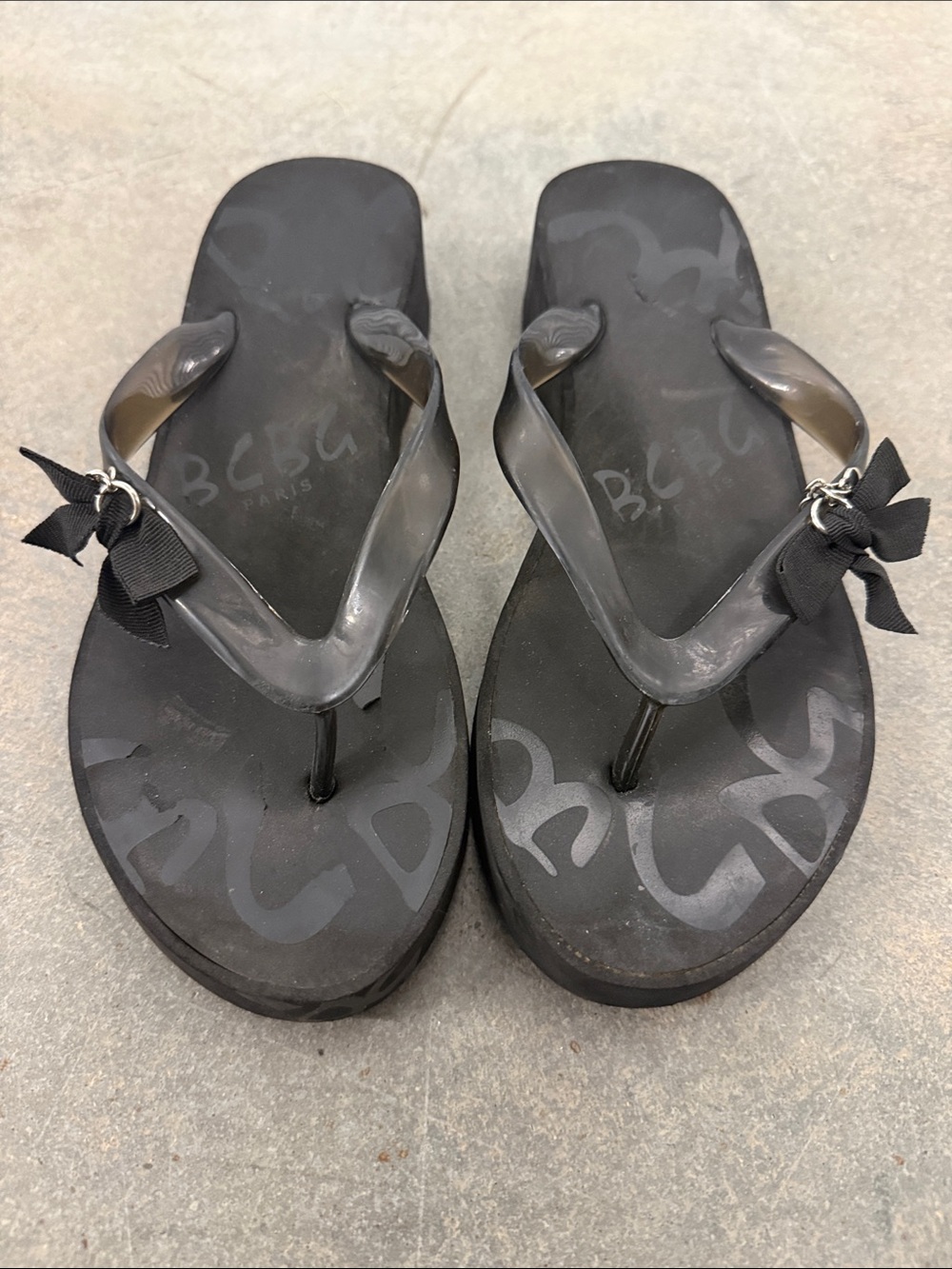 BCBG Black Logo Bow Thong Sandals for Women